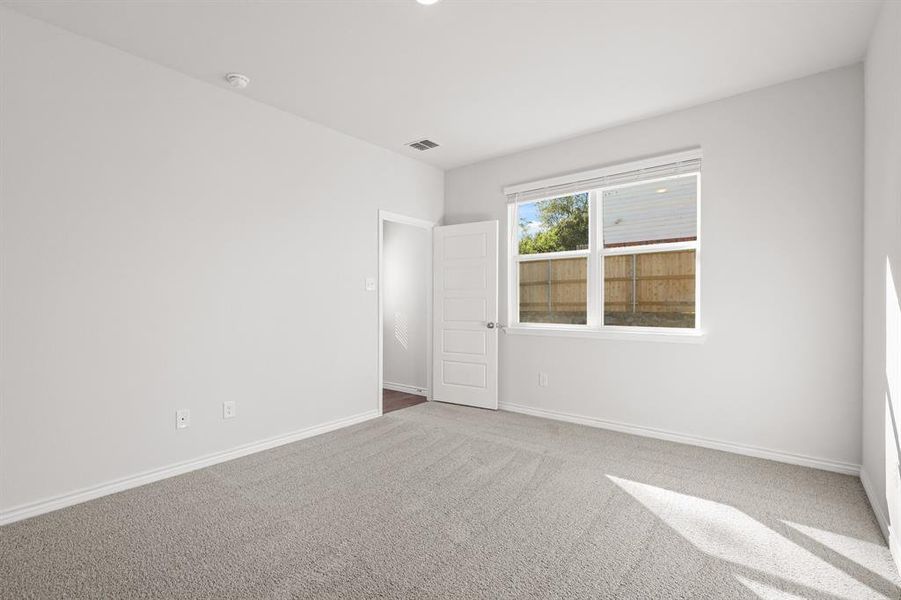 Spacious, unfurnished interior of a new home in Sycamore Landing, Fort Worth (Image 15).