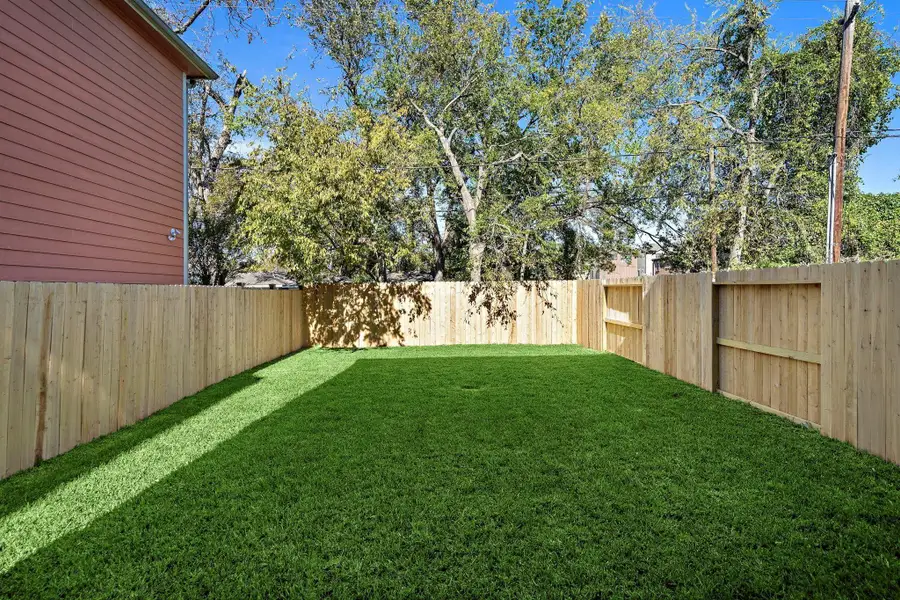 View of a similarly sized yard. Plenty of room for a pool!