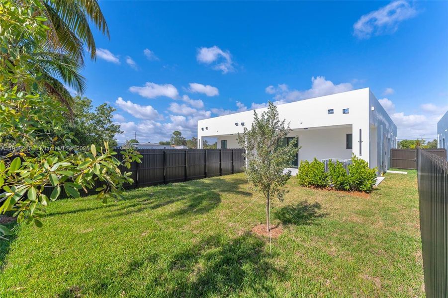 Exterior details and patio area of a home in , Miami (Image 17).