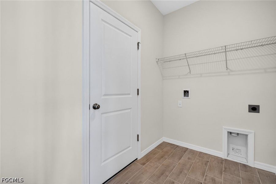 Spacious, unfurnished interior of a new home in Cape Coral, Cape Coral (Image 28).