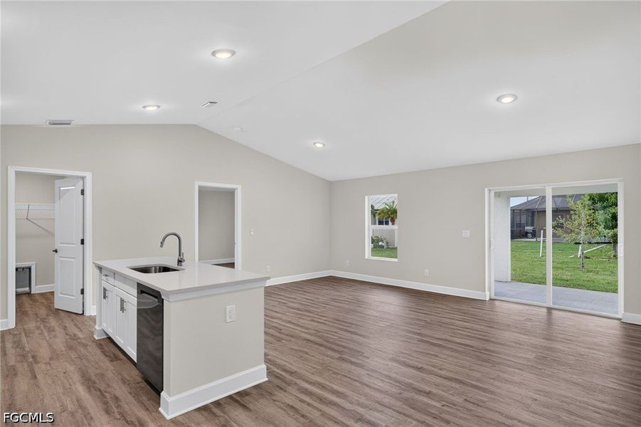 Spacious, unfurnished interior of a new home in Cape Coral, Cape Coral (Image 17).