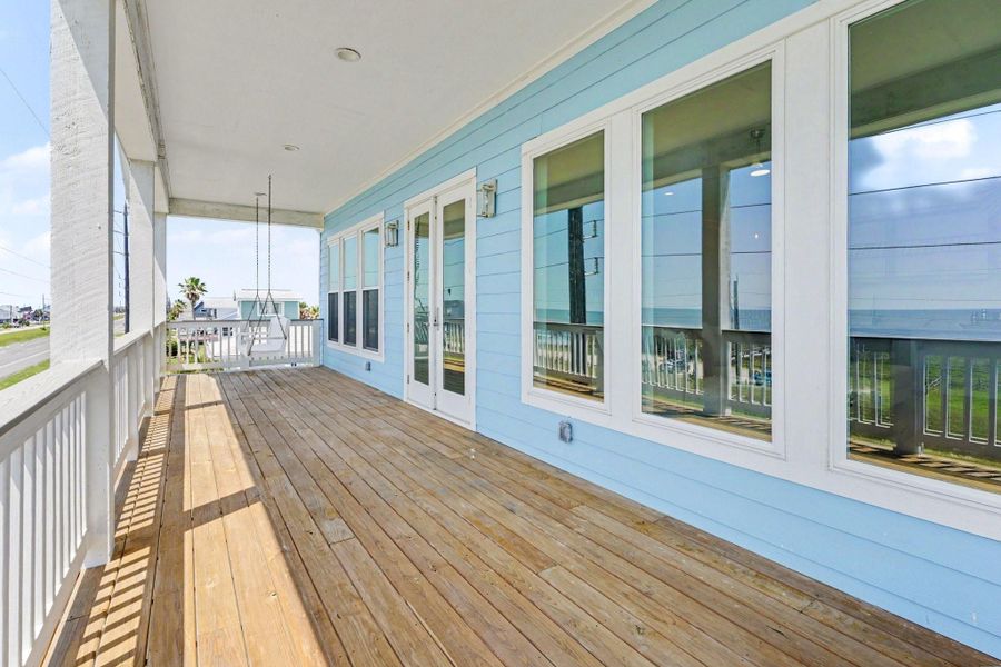 Exterior details and patio area of a home in , Galveston (Image 24).