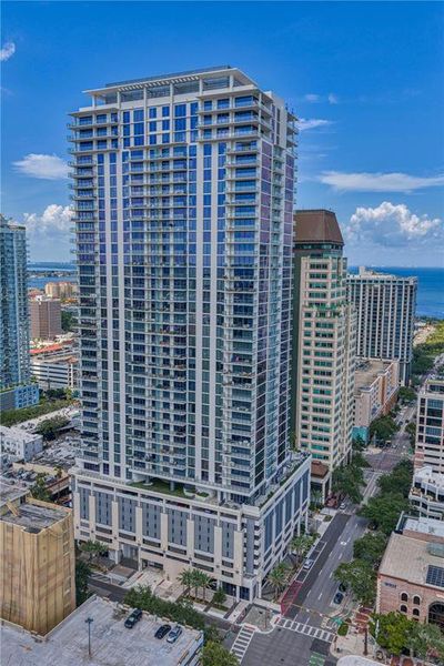 Condo located in St. Petersburg, FL showcasing its design and architecture (Image 35).
