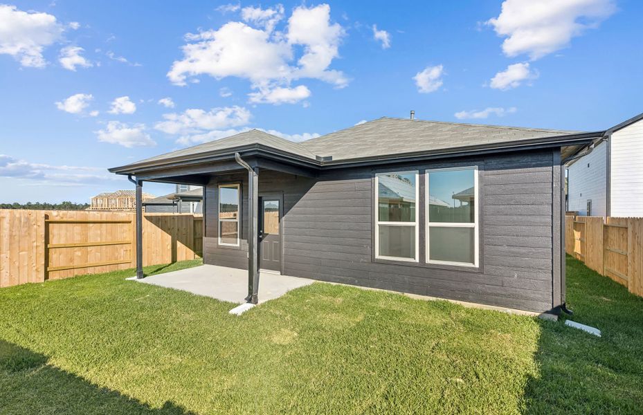 Exterior details and patio area of a home in Mavera, Conroe (Image 3).