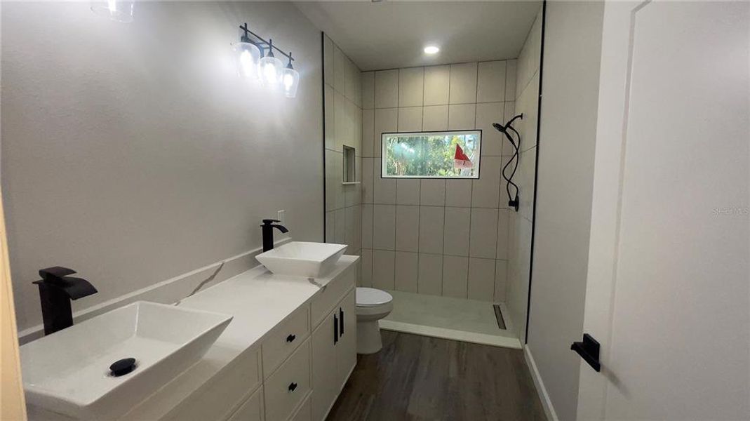 Furnished interior view inside a new home in , Chiefland (Image 6).