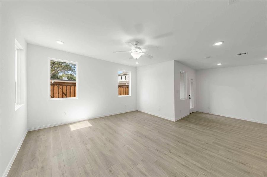 Spacious, unfurnished interior of a new home in Sereno Oaks at Buckner Terrace, Dallas (Image 19).