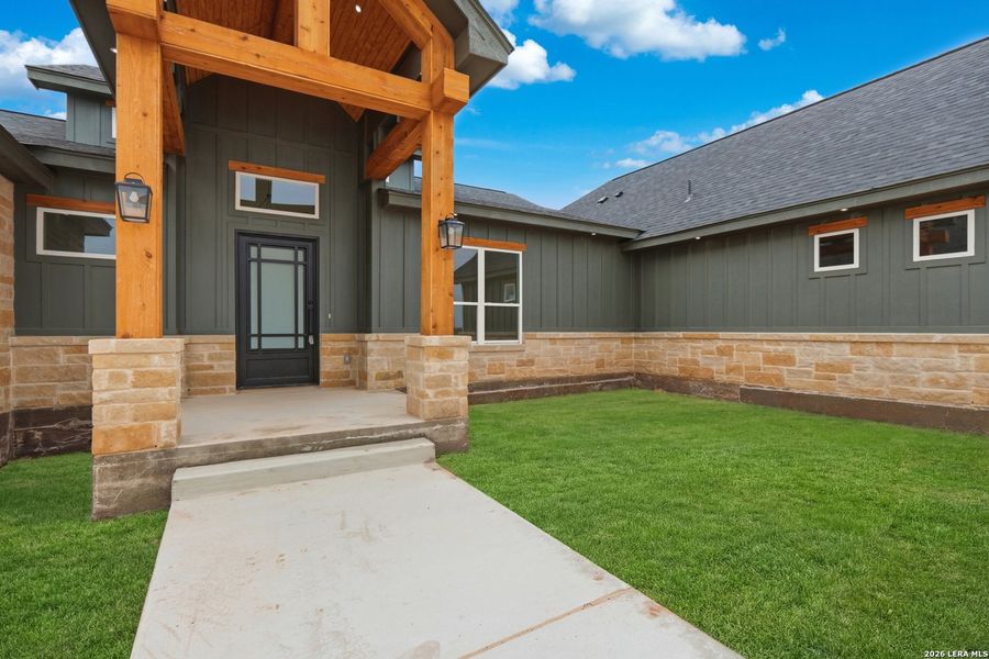 Exterior details and patio area of a home in , La Vernia (Image 4).