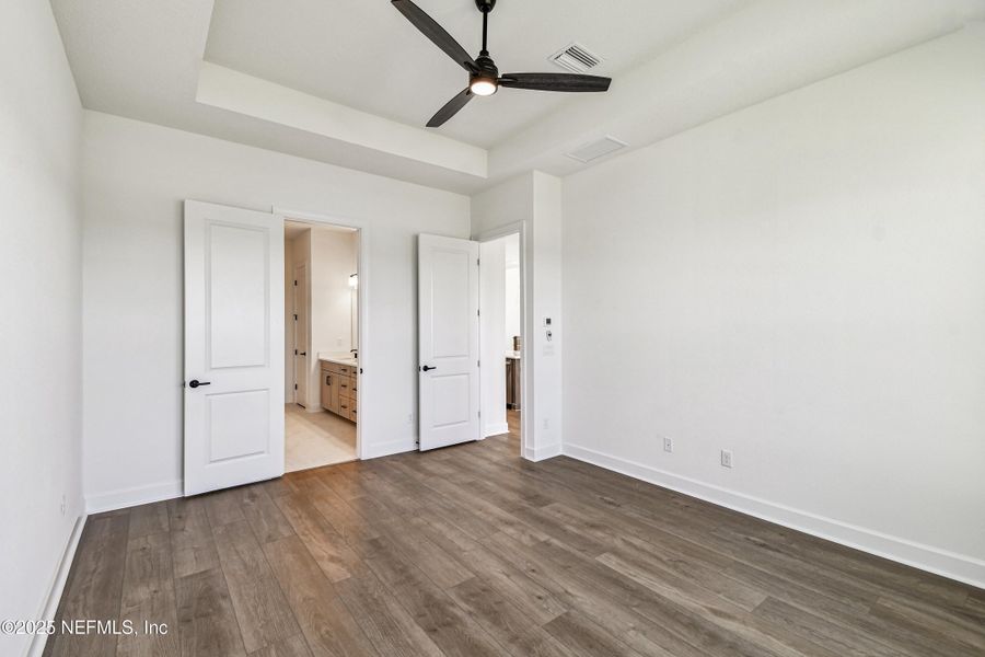 Spacious, unfurnished interior of a new home in Seven Pines 50' Front Entry, Jacksonville (Image 20).