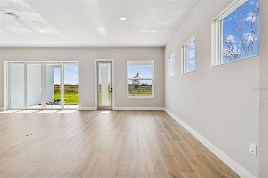 Spacious, unfurnished interior of a new home in Palmera Wellen Park - Classic Series, Venice (Image 14). Spacious, unfurnished interior of a new home in Palmera Wellen Park - Classic Series, Venice (Image 14).