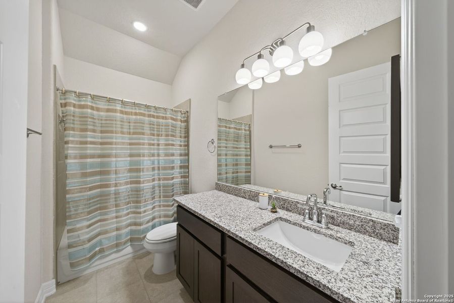 Furnished interior view inside a new home in Cibolo Crossing, Universal City (Image 18).