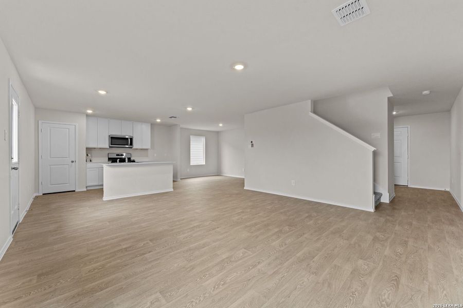 Spacious, unfurnished interior of a new home in Bollinger, Uhland (Image 23).