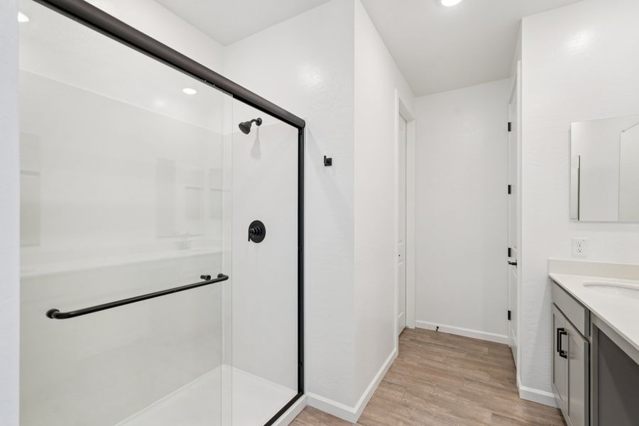 Primary bath. Finishes and options may vary. Primary bath. Finishes and options may vary.