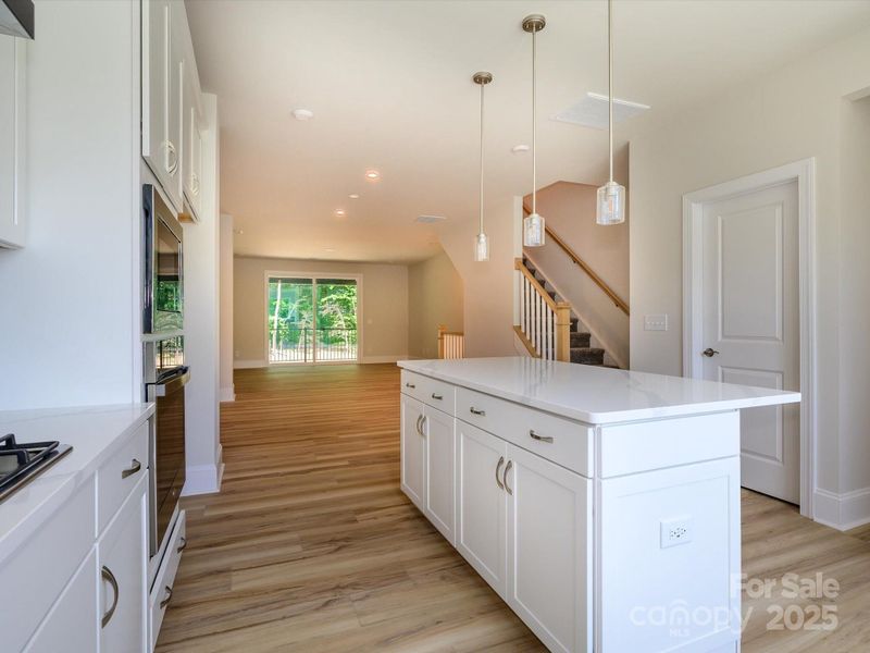 Large Central Island With Quartz Countertops