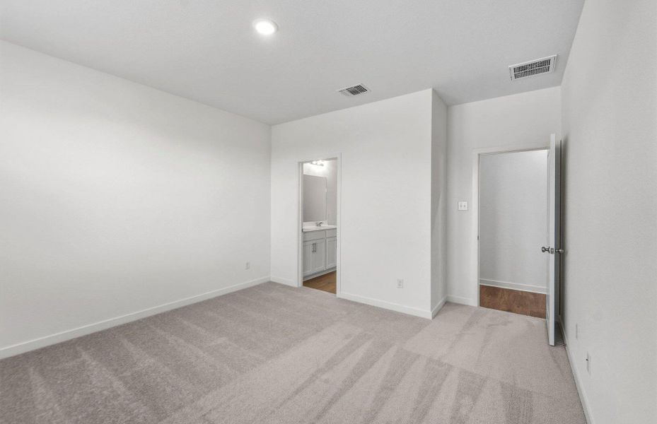 Spacious, unfurnished interior of a new home in Sonterra, Jarrell (Image 14).