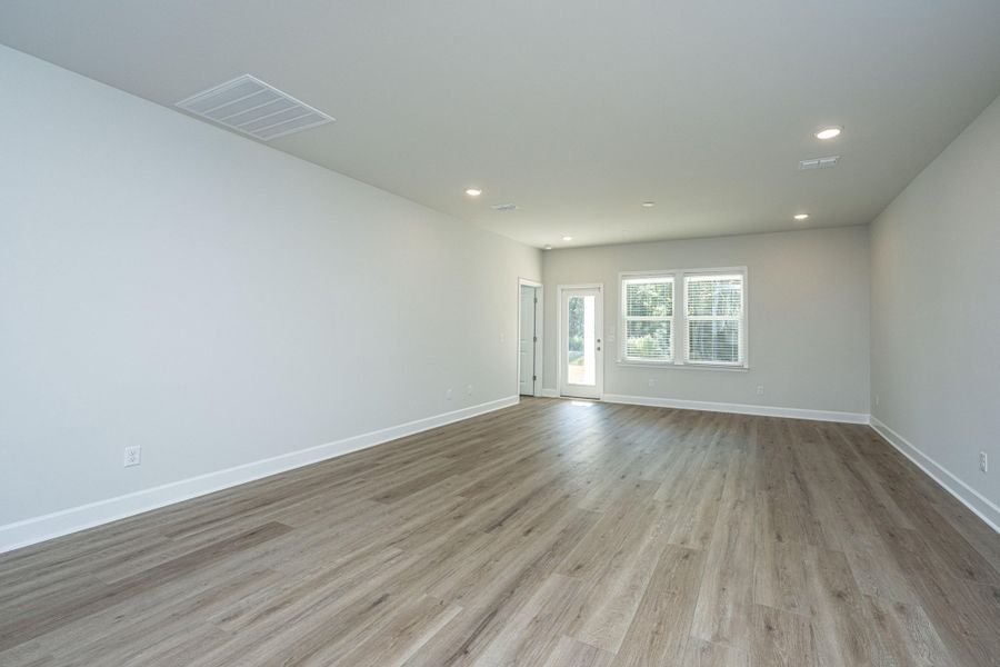 Spacious, unfurnished interior of a new home in Cedar Glen Preserve, Huger (Image 26).