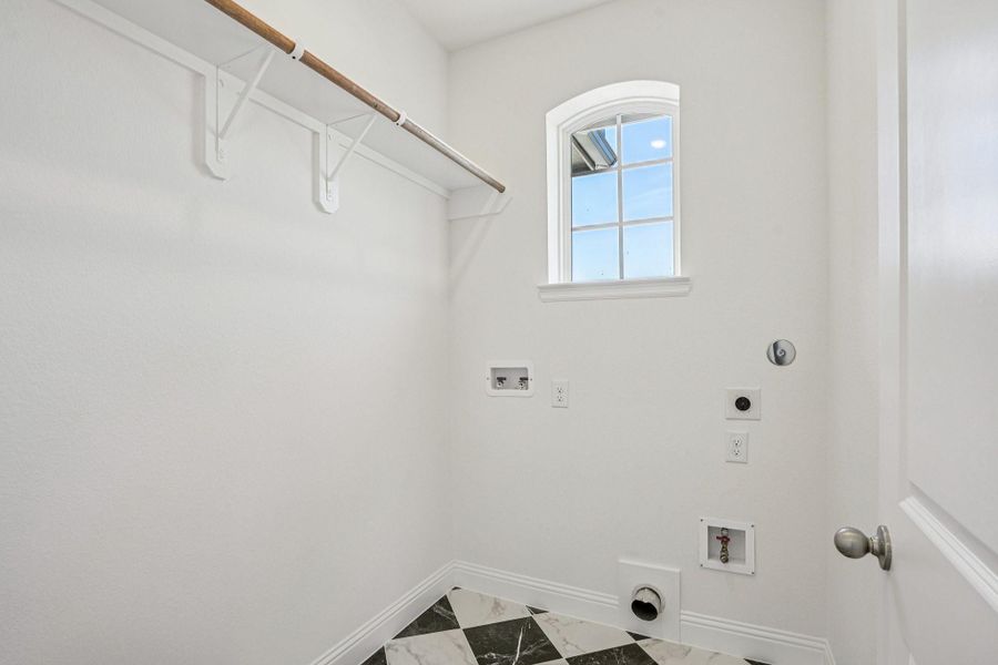 Spacious, unfurnished interior of a new home in Sienna 40', Missouri City (Image 32).