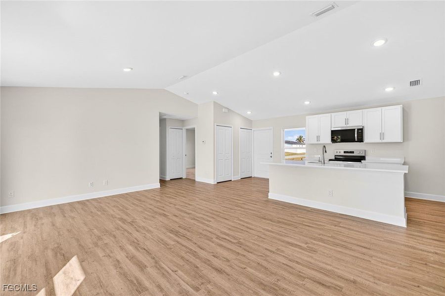 Spacious, unfurnished interior of a new home in Cape Coral, Cape Coral (Image 16).