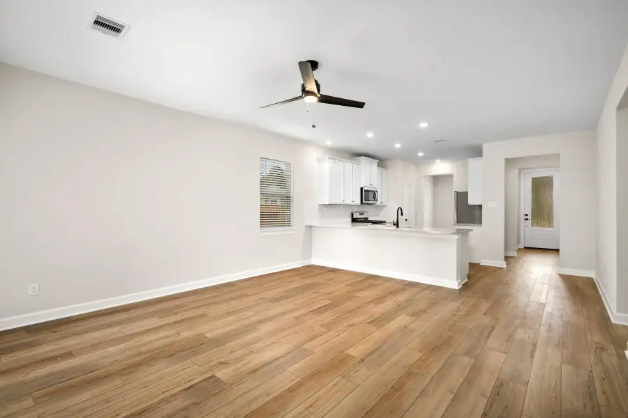 Spacious, unfurnished interior of a new home in Wedgewood Forest, Conroe (Image 15).