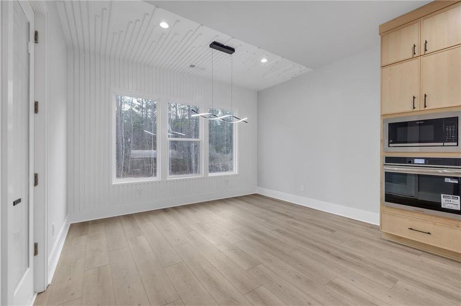 Spacious, unfurnished interior of a new home in , Oxford (Image 17).