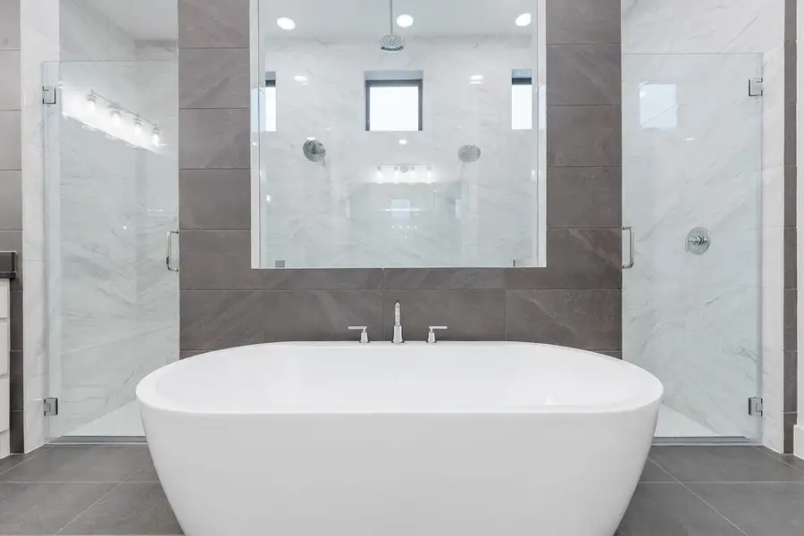 Lynmar IV G primary bath