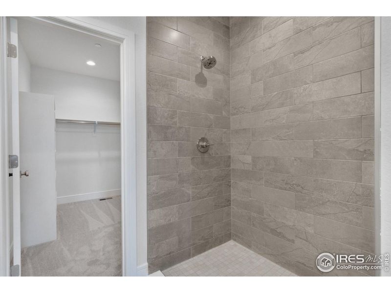 Floor-to-ceiling tile in the large shower