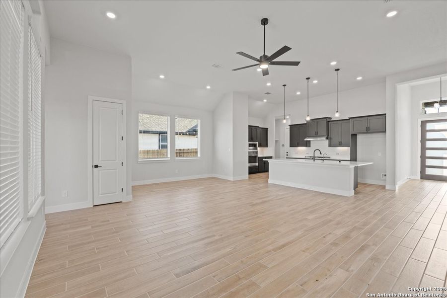 Spacious, unfurnished interior of a new home in Village at Three Oaks, Seguin (Image 14).
