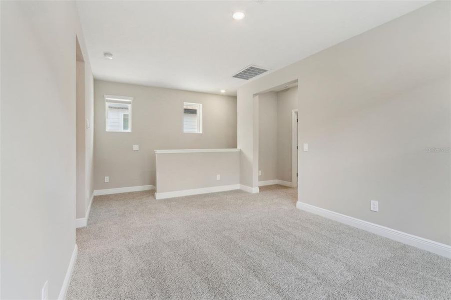 Spacious, unfurnished interior of a new home in Silverleaf Reserve Bungalows, Winter Garden (Image 15).