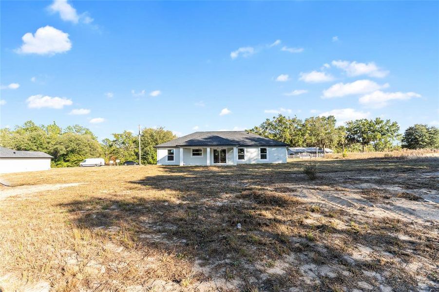 Exterior details and patio area of a home in , Dunnellon (Image 33).