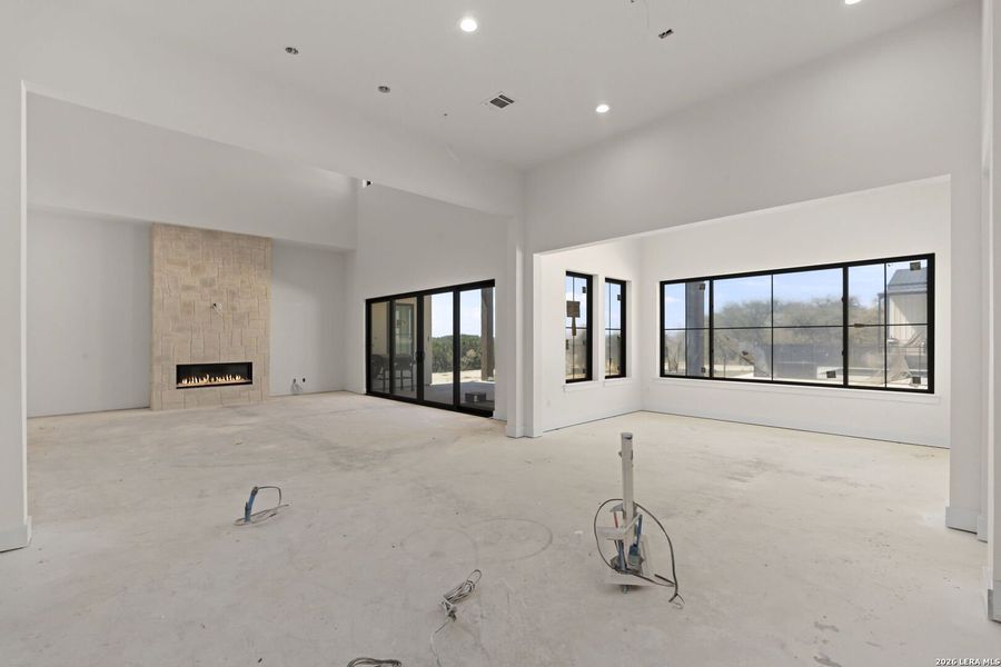 Spacious, unfurnished interior of a new home in , Bulverde (Image 19).