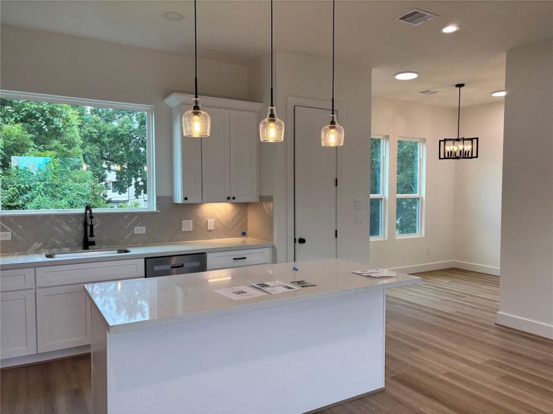 Spacious kitchen & dining area Spacious kitchen & dining area