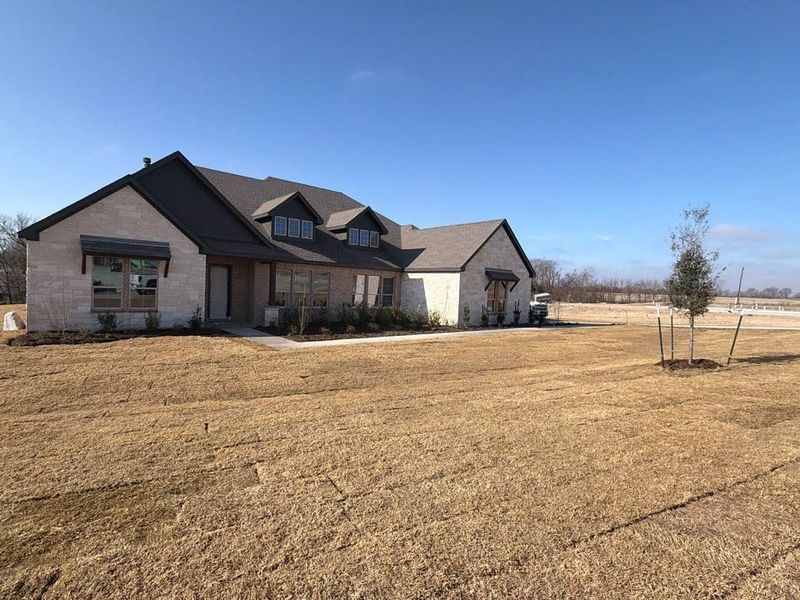 Exterior details and patio area of a home in Grayson Ridge, Van Alstyne (Image 3).