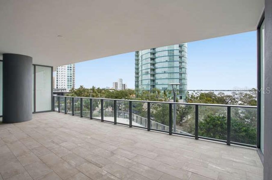 Condo located in Tampa, FL showcasing its design and architecture (Image 35).