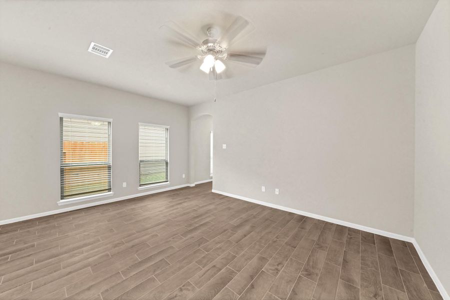 Spacious, unfurnished interior of a new home in Woodland Lakes, Houston (Image 12).