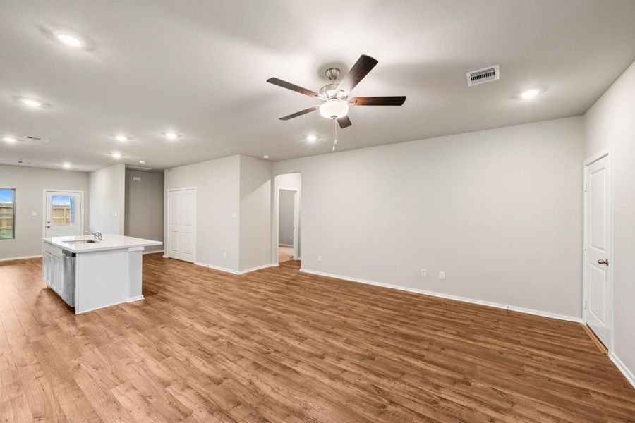 Spacious, unfurnished interior of a new home in Westridge Cove, Conroe (Image 23).