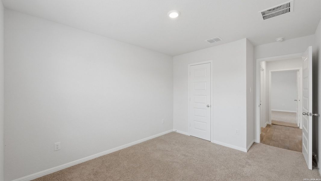 Spacious, unfurnished interior of a new home in Heather Glen, New Braunfels (Image 22).