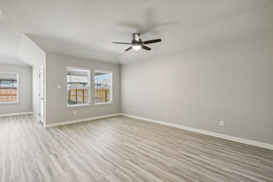 Spacious, unfurnished interior of a new home in Lexington Parke, Del Valle (Image 18).