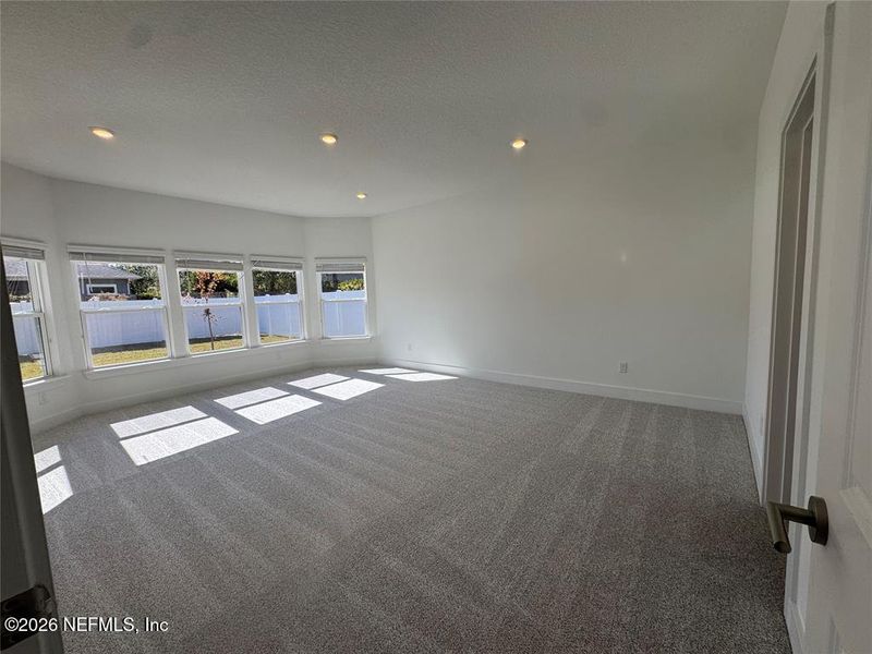 Spacious, unfurnished interior of a new home in Pirates Bluff, Yulee (Image 8).