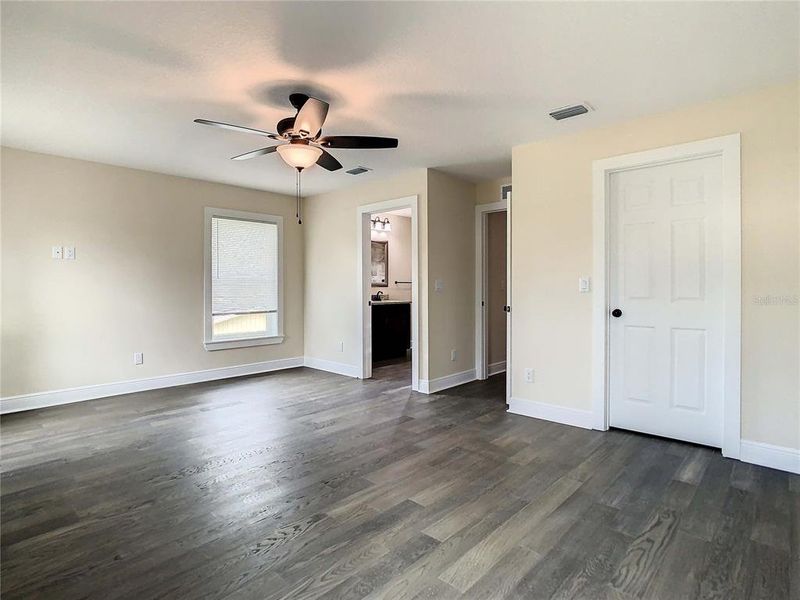 Spacious, unfurnished interior of a new home in , Tampa (Image 37).