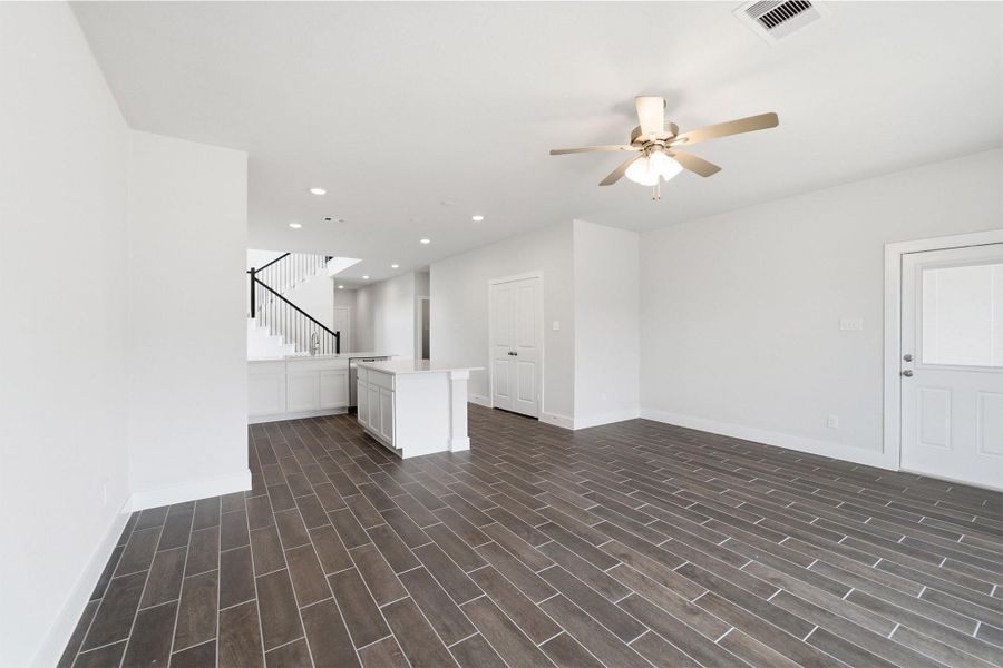 Spacious, unfurnished interior of a new home in Caney Mills, Conroe (Image 20).