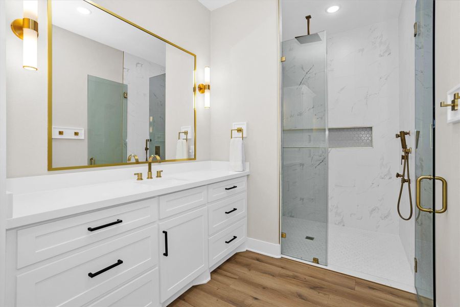 Walk-in shower with modern finishes