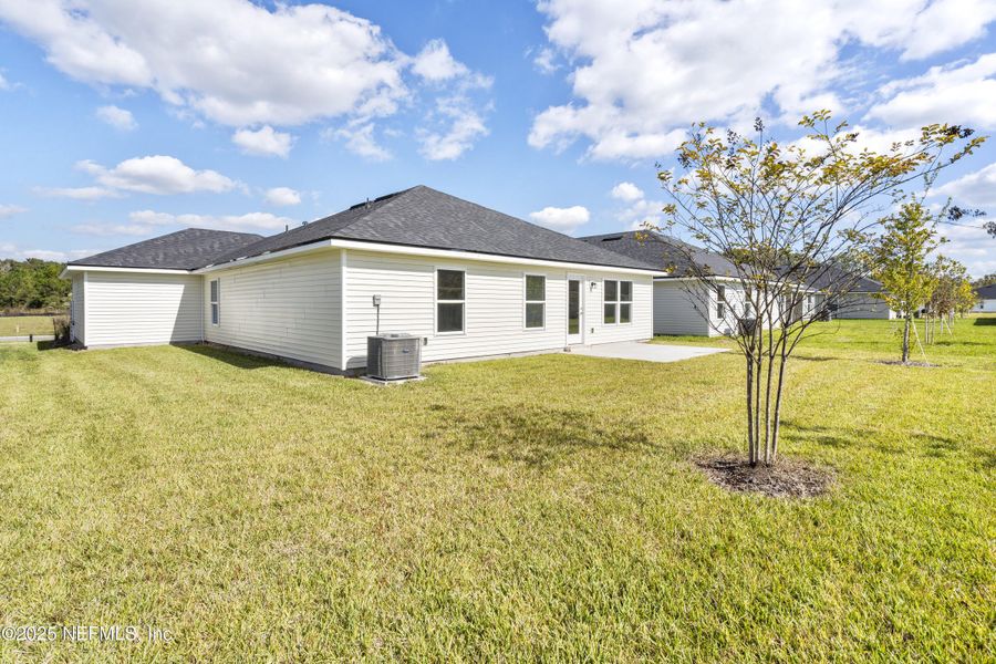 Exterior details and patio area of a home in Summerglen, Jacksonville (Image 3).