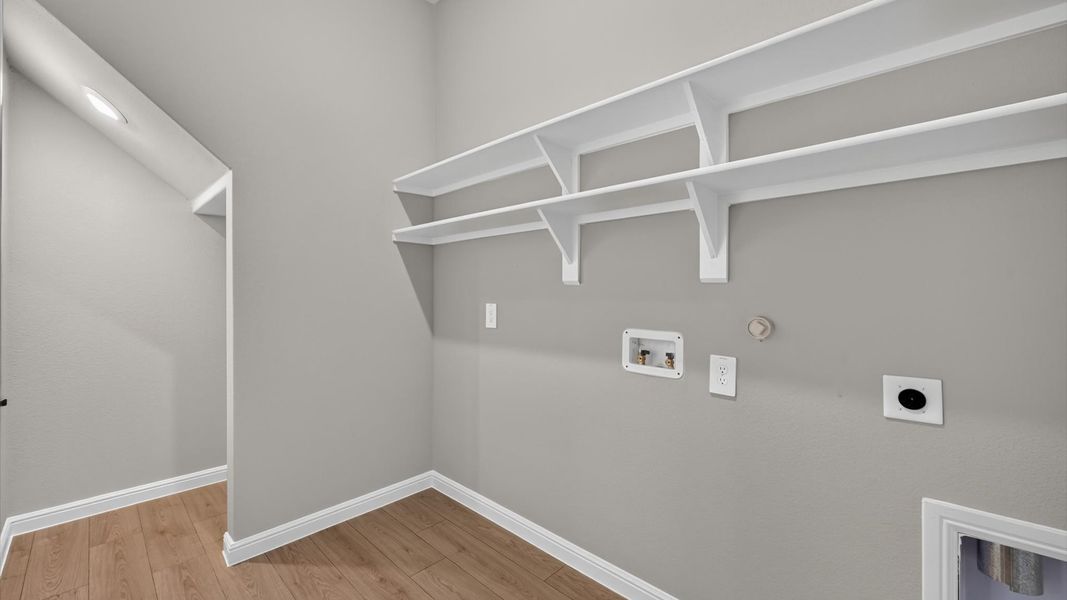 Representative unfurnished interior of a home built from the The Aspen by D.R. Horton in Lakeview Pointe, Midlothian (Image 30).