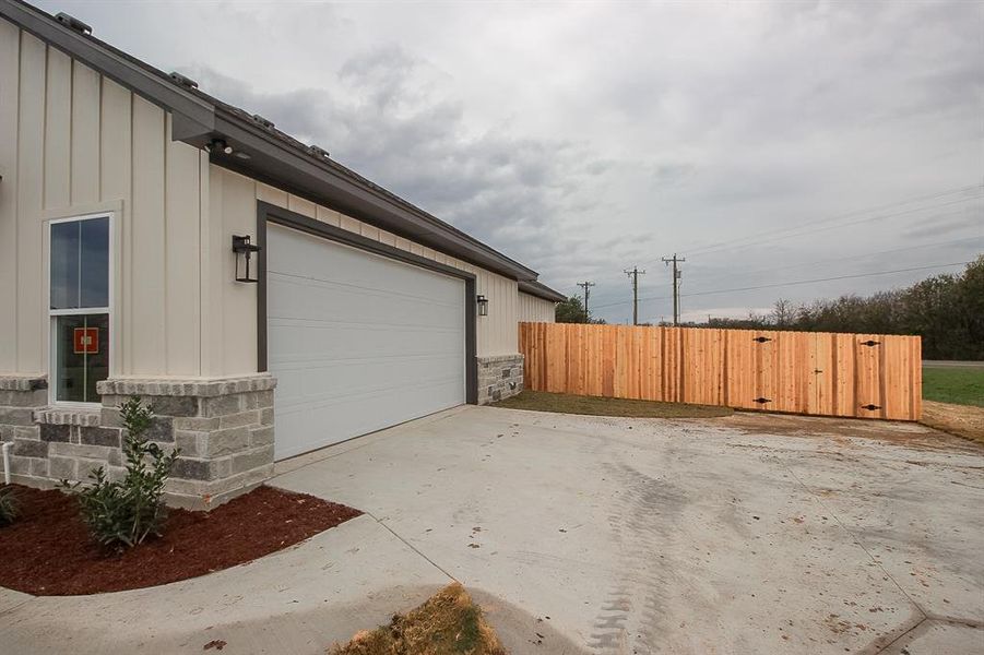 Exterior details and patio area of a home in , Lorena (Image 3).