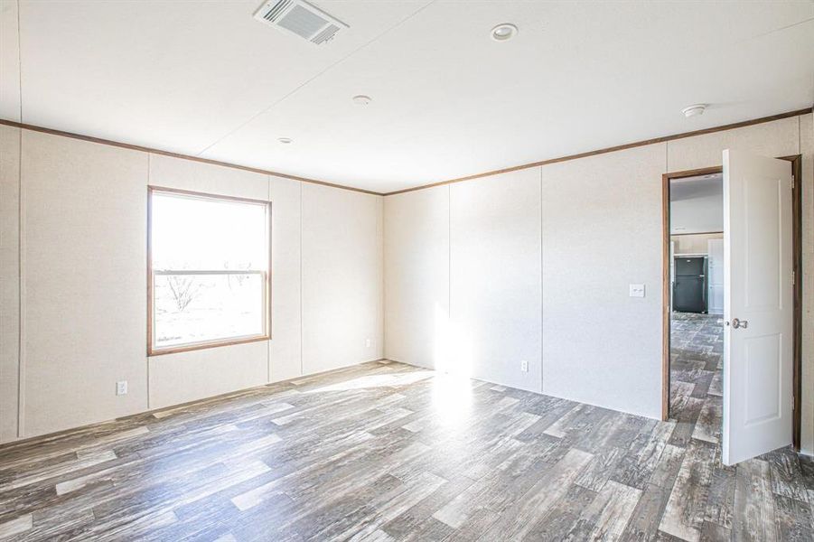 Spacious, unfurnished interior of a new home in , Bellevue (Image 13).