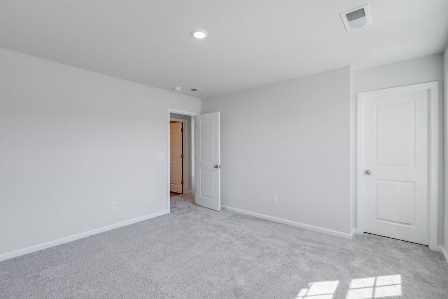 Spacious, unfurnished interior of a new home in Bluefield, Lexington (Image 30).