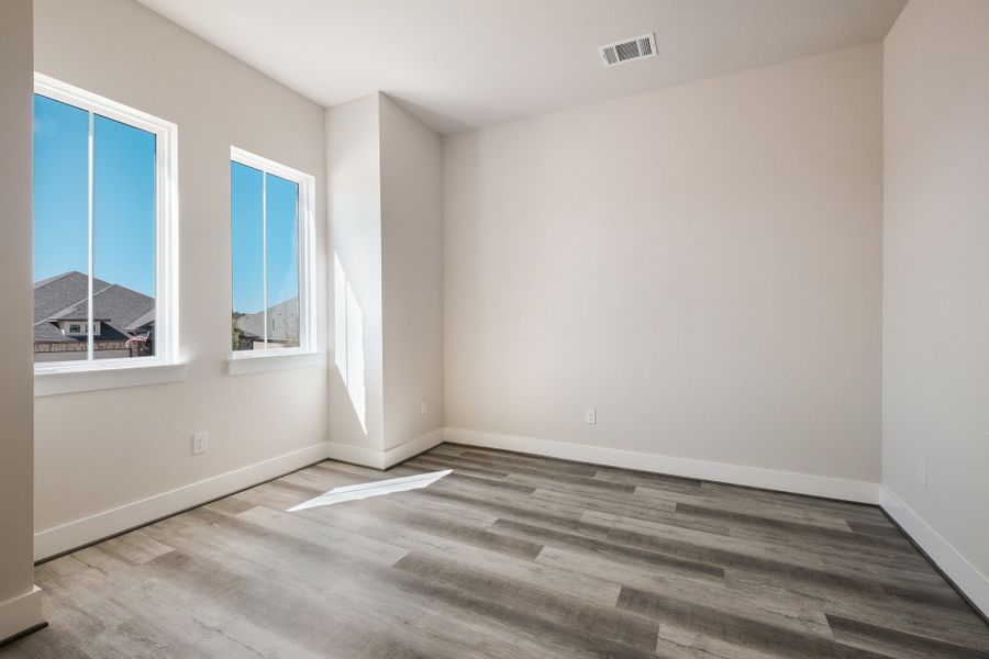 Spacious, unfurnished interior of a new home in The Grove at Vintage Oaks, New Braunfels (Image 19).
