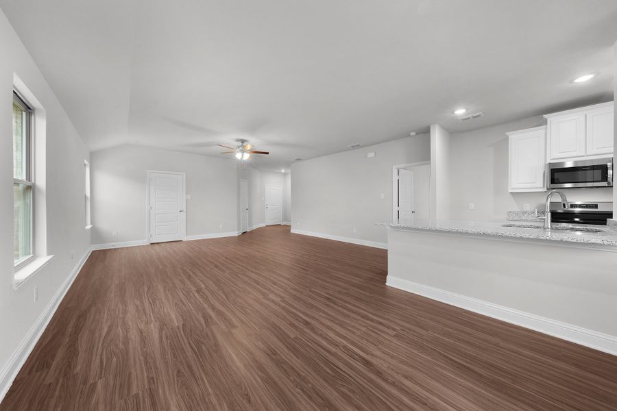 Spacious, unfurnished interior of a new home in Stonecreek, Sulphur Springs (Image 19).