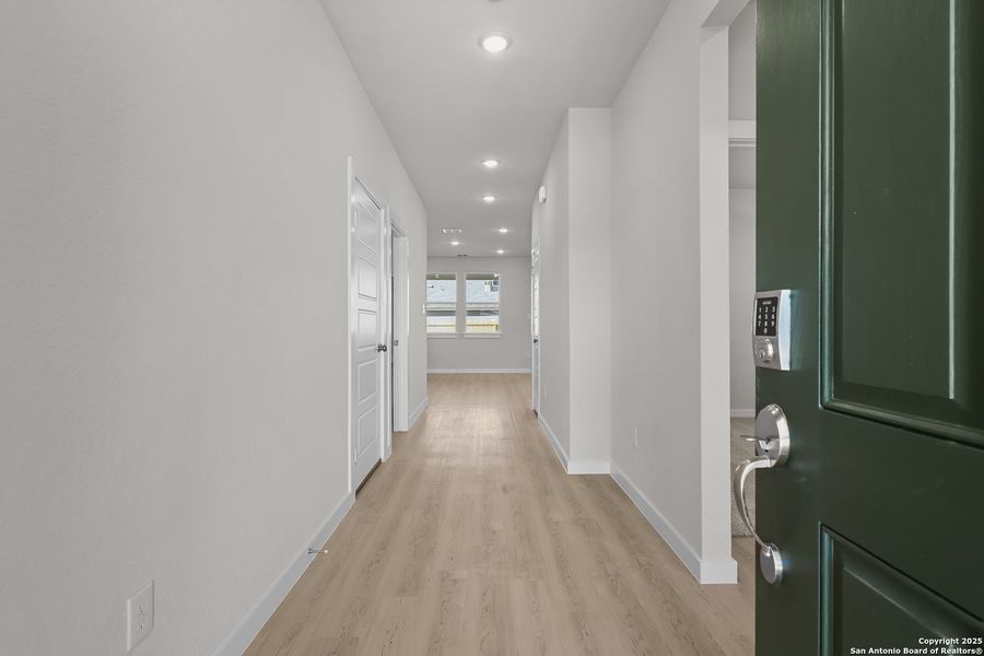 Spacious, unfurnished interior of a new home in Cinco Lakes, San Antonio (Image 16).