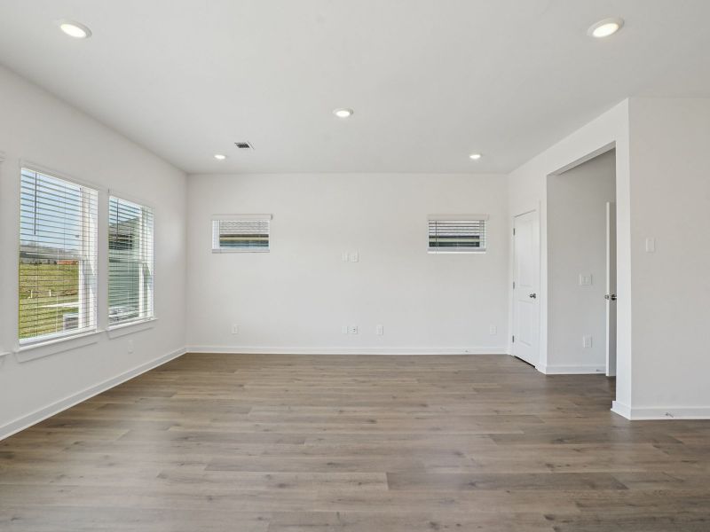 Spacious, unfurnished interior of a new home in Bear Springs, Columbia (Image 10).