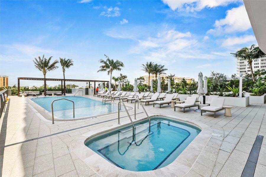 West Side Pool & Jacuzzi